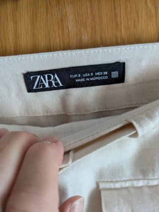 Falda larga beige con bolsillos