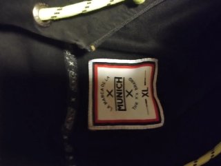 Sudadera Munich Negra con Cremallera