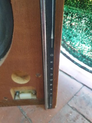 Altavoces Marrones y Negros