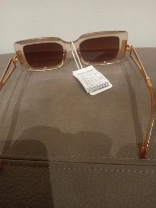 Gafas de sol doradas marrones