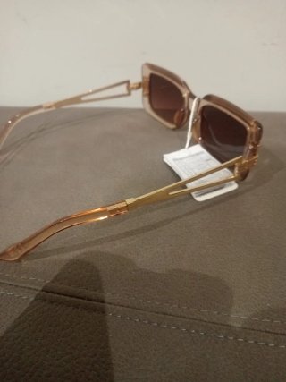 Gafas de sol doradas marrones