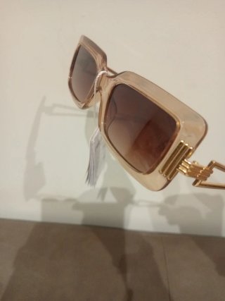 Gafas de sol doradas marrones