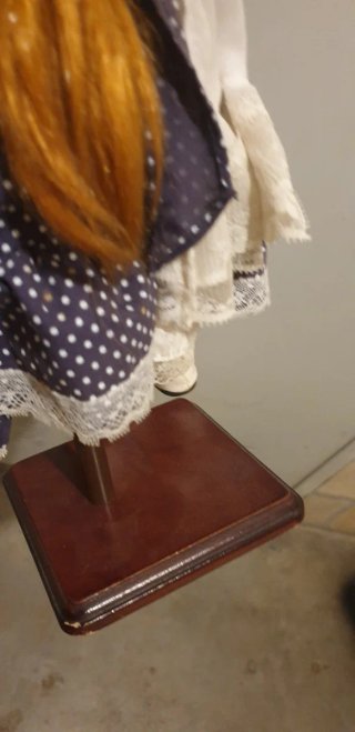 Muñeca de porcelana con vestido victoriano