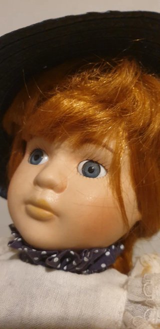 Muñeca de porcelana con vestido victoriano