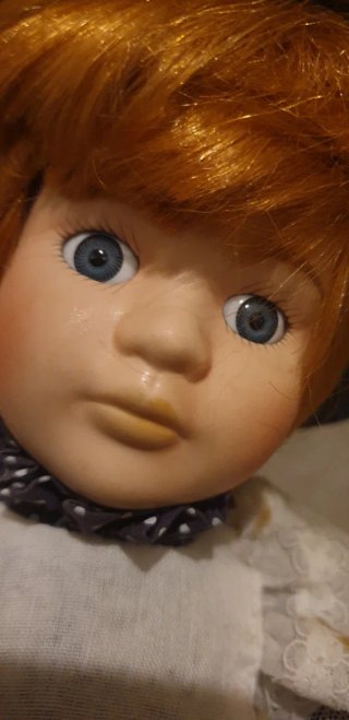 Muñeca de porcelana con vestido victoriano