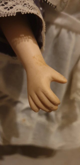Muñeca de porcelana con vestido victoriano