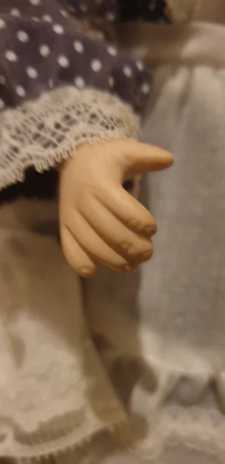 Muñeca de porcelana con vestido victoriano