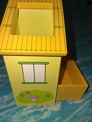 Portapenne in legno casa con cassetto