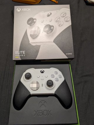Xbox Series X con cuffie e controller