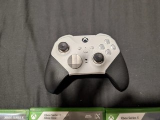 Xbox Series X con cuffie e controller