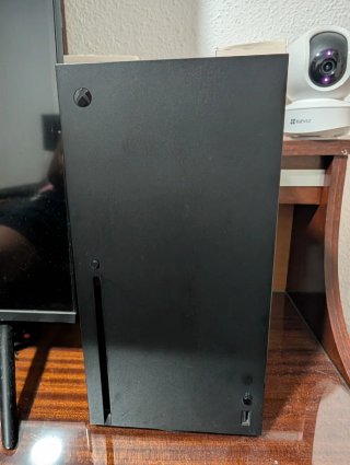 Xbox Series X con cuffie e controller