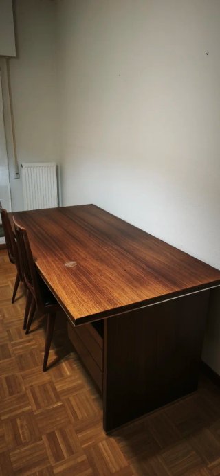 Mesa de oficina robusta de roble