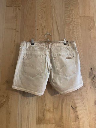 Pantalón corto beige