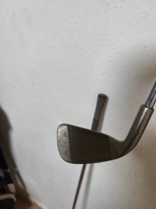 Palos de golf: 1 driver y 1 hierro
