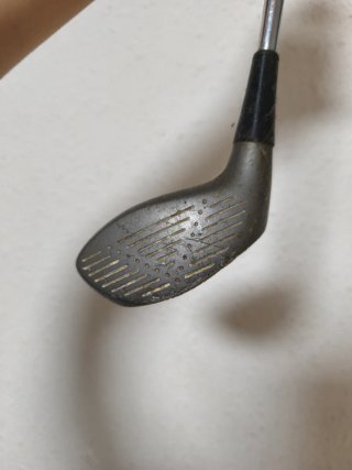 Palos de golf: 1 driver y 1 hierro