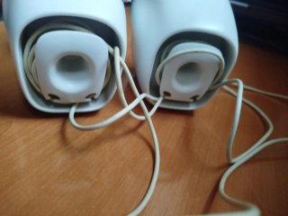 Altavoces Logitech solidarios