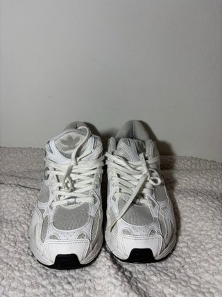 Zapatillas Adidas plateadas y blancas T38