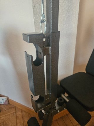 Banco de gimnasio con poleas.