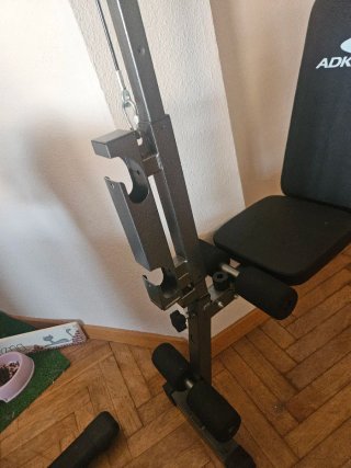 Banco de gimnasio con poleas.