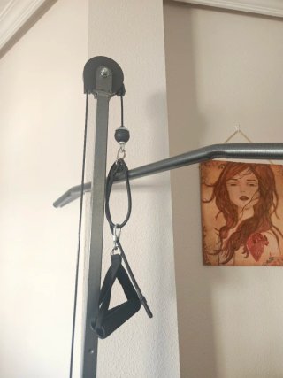 Banco de gimnasio con poleas.