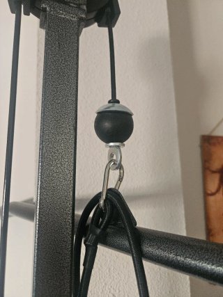 Banco de gimnasio con poleas.