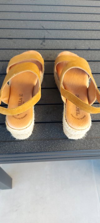 Sandalias de cuña mostaza