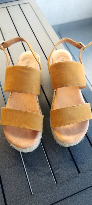 Sandalias de cuña mostaza