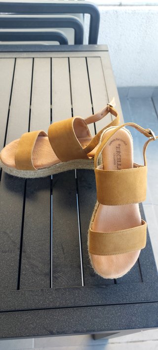 Sandalias de cuña mostaza