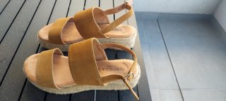 Sandalias de cuña mostaza