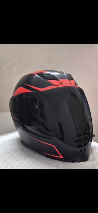 Casco de moto negro y rojo