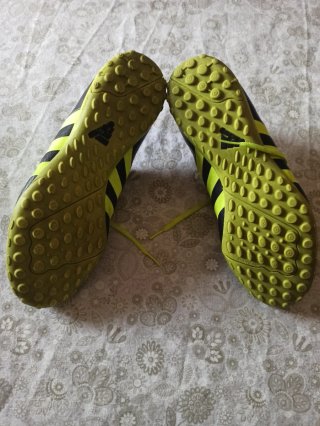 Botines Adidas Negros y Amarillos