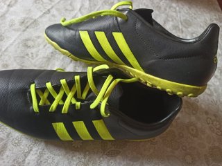 Botines Adidas Negros y Amarillos
