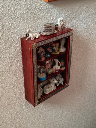 Vitrina de madera y plata