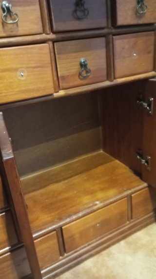 Mueble de madera maciza con cajones y puertas