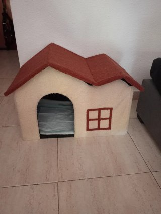 Casa para mascotas beige y marrón
