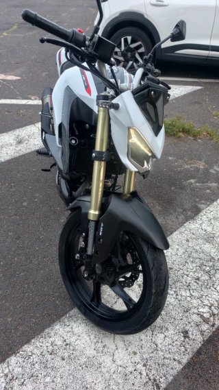 Moto QJ 125 Naked Blanca y Negra