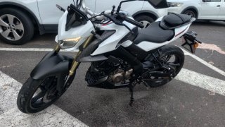 Moto QJ 125 Naked Blanca y Negra