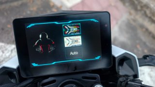 Moto QJ 125 Naked Blanca y Negra