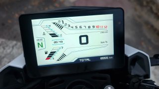 Moto QJ 125 Naked Blanca y Negra