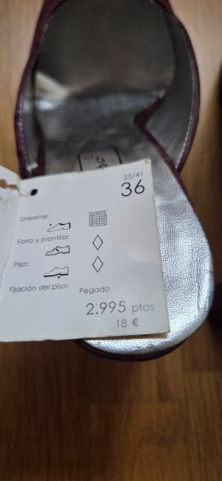 Zapatos de tacón granates