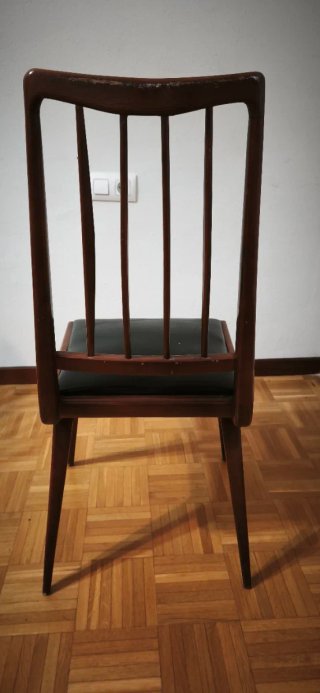 Silla de madera con asiento negro