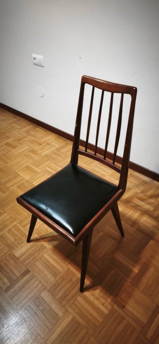 Silla de madera con asiento negro