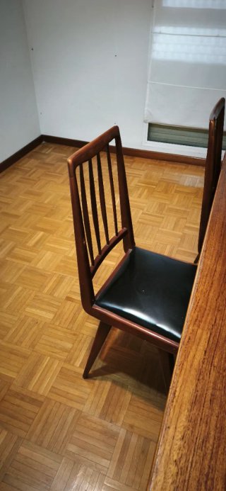 Silla de madera con asiento negro