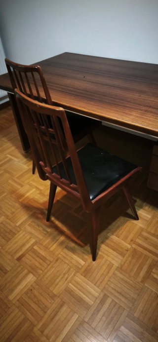 Silla de madera con asiento negro
