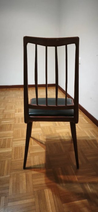 Silla de madera con asiento negro