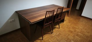 Silla de madera con asiento negro