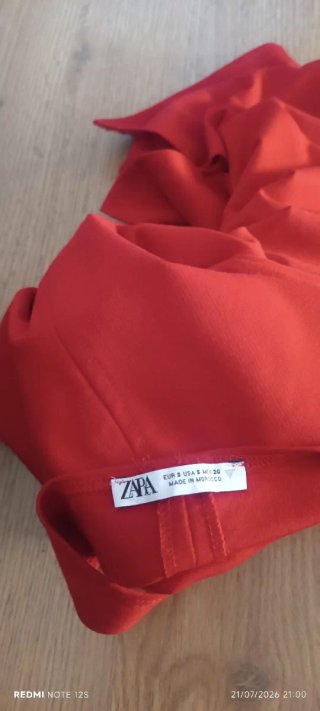 Vestido rojo ajustado con abertura