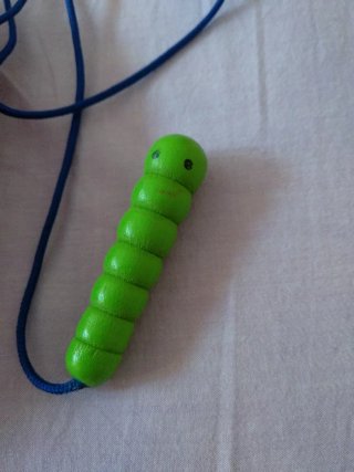 Giocattoli in legno di fragola e verme