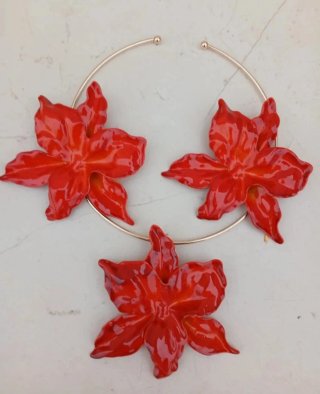 Gargantilla y pendientes flor roja dorada