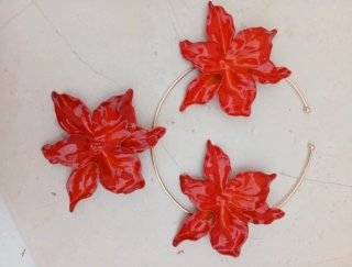 Gargantilla y pendientes flor roja dorada